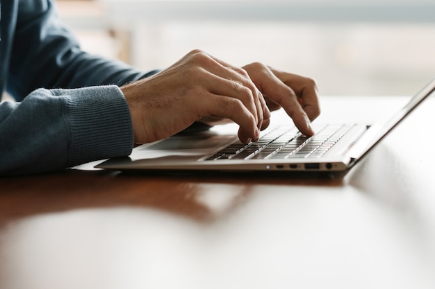 Desenvolvedor web no trabalho. criação de aplicativos. homem codificando no laptop. programação de software. esfera de ti.