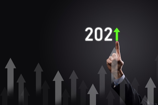 Desenvolvimento de negócios para o sucesso e crescimento do conceito de ano 2021. Gráfico de crescimento do plano de negócios no conceito do ano de 2021. Plano do empresário e aumento de indicadores positivos em seu negócio.