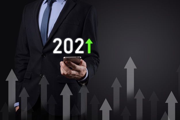 Desenvolvimento de negócios para o sucesso e o conceito de crescimento do ano 2021. gráfico de crescimento do plano de negócios no conceito do ano de 2021. plano do empresário e aumento de indicadores positivos em seu negócio.