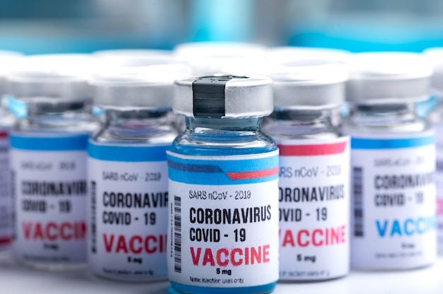 Desenvolvimento de vacina de vírus de um coronavírus COVID-19, frasco de vacina em conceito de seguro e luta contra coronavírus 2019 cura ncov, pesquisa médica em laboratório para impedir a disseminação do vírus