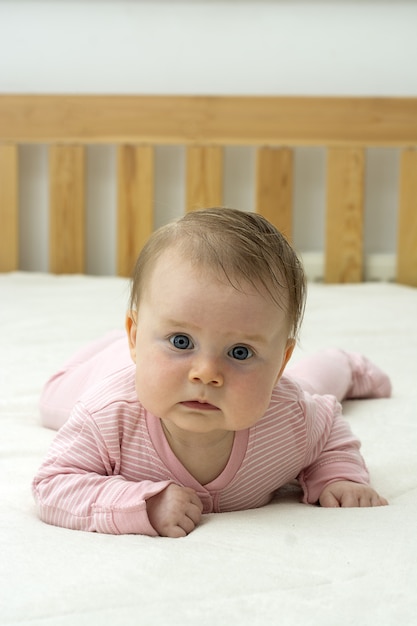 Desenvolvimento do bebê aos 4 meses. cuidados e educação do bebê.