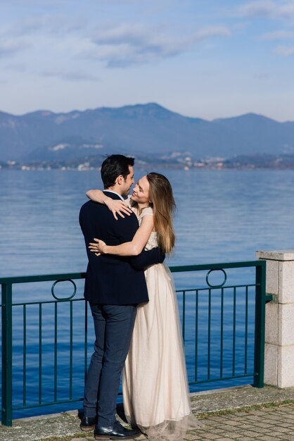 Desenziano, Italia. Pareja joven romántica y vista panorámica