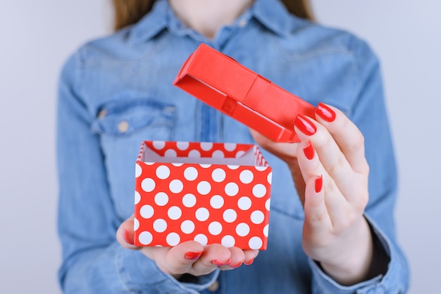 Deseo, diversión romántica, alegría, cámara, tapa, navidad, año nuevo, san valentín, aniversario, amigo, familia, poco, persona, gente, adolescente, edad, concepto. Foto de primer plano recortada de regalo aislado sobre fondo gris