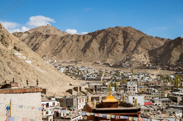 Desertic paisagem na estrada de Leh, no Himalaia, Índia