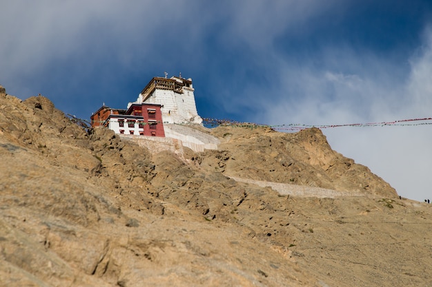 Desertic paisagem na estrada de Leh, no Himalaia, Índia