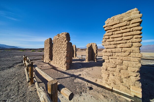 Deserto arenoso com estrutura de pedra abandonada e deteriorada