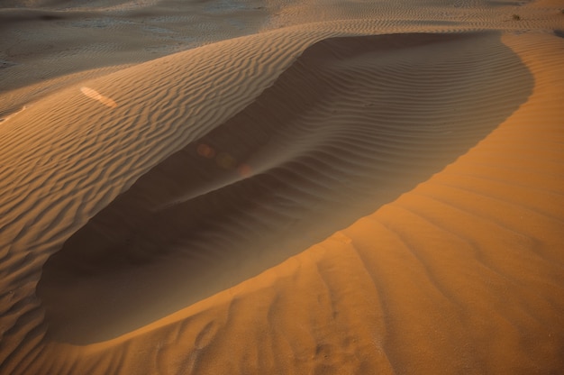 Deserto com dunas de areia em um dia ensolarado e claro. Paisagem do deserto.