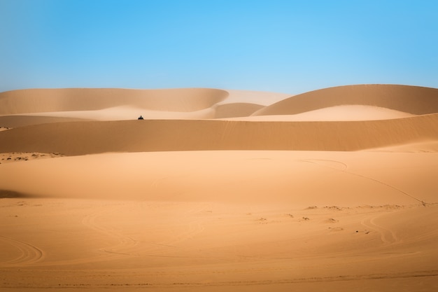 Deserto de dunas de areia branca em mui ne