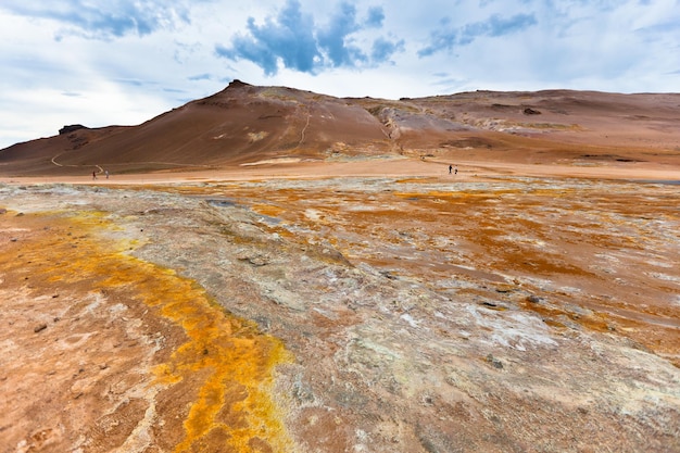 Deserto de pedra na área geotérmica de hverir, islândia. tiro horizontal