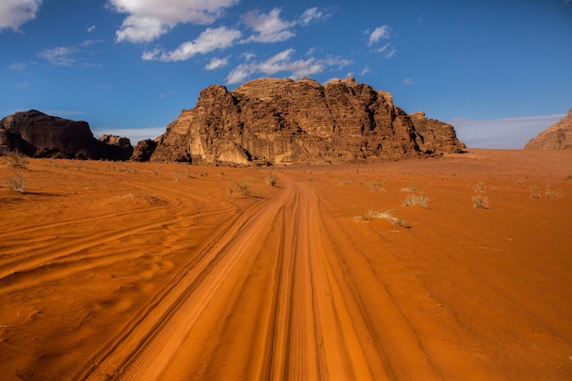 Deserto de Wadi Rum na Jordânia. Paisagem do deserto na Jordânia. Conceito de viagens. Liberdade