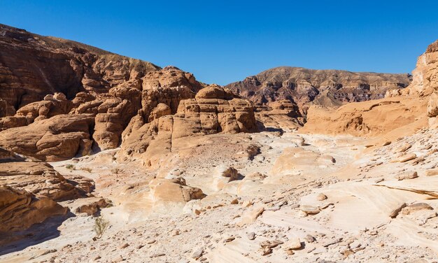 Deserto do Sinai arenito amarelo e laranja texturizado montanha esculpida céu azul brilhante Egito