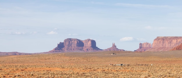 Deserto montanha rochosa paisagem americana ensolarado céu azul dia