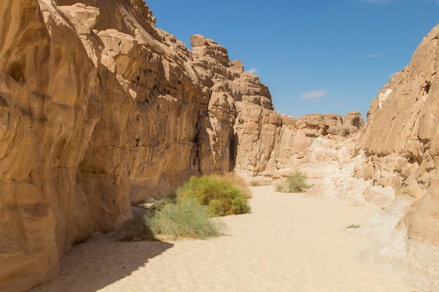 Deserto, montanhas, pedras e céu nublado