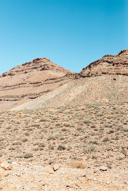 Foto deserto montanhoso de rocha seca no meio de marrocos.