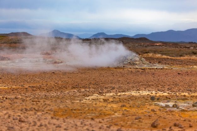 Deserto na área geotérmica de Hverir, Islândia. Tiro horizontal