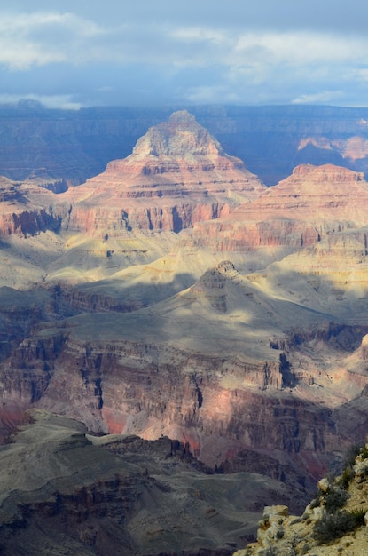 Deserto pintado do Grand Canyon com nuvens grossas no Arizona