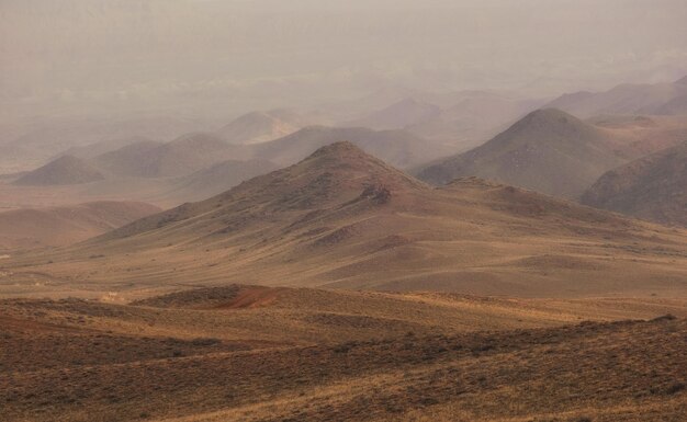 Foto deserto vermelho montanhas boguty com colinas de chocolate na região de almaty cazaquistão no pôr-do-sol