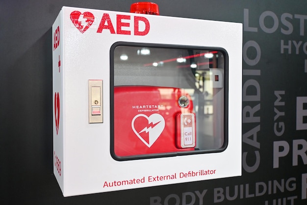 Desfibrillador externo automatizado en caja roja colgado en la pared en el gimnasio AED dispositivo de primeros auxilios médicos Es un dispositivo electrónico portátil que diagnostica automáticamente el paro cardíaco que amenaza la vida