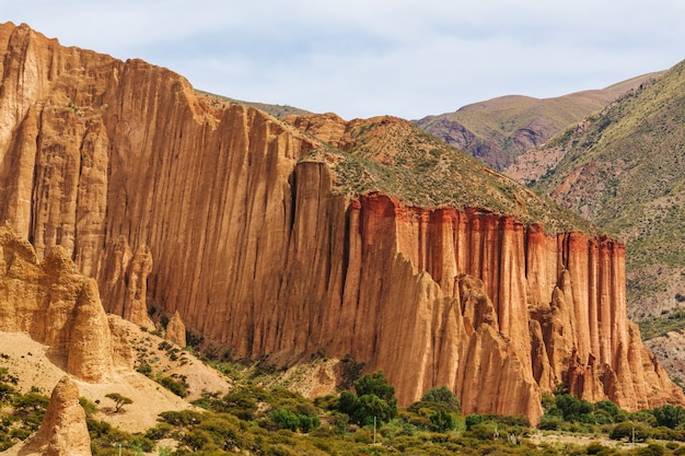 Desfiladeiro boliviano perto de Tupiza, Bolívia. Formações rochosas incomuns. Paisagem de belas montanhas.