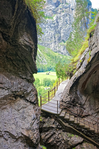 Desfiladeiro com escadas em Trummelbach cai, cachoeira na montanha no vale de Lauterbrunnen, distrito de Interlaken, cantão de Berna, na Suíça.