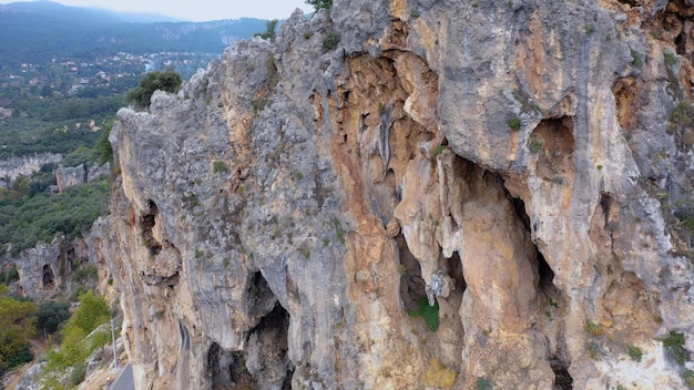 Desfiladeiro da montanha da paisagem da montanha rochosa com uma vista aérea das florestas verdes de cima