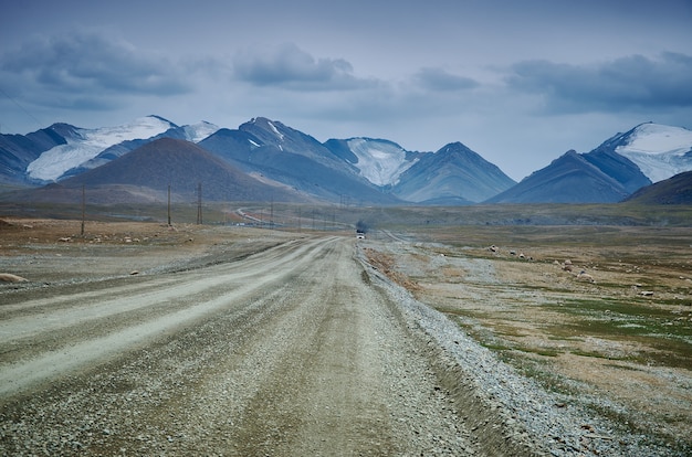 Desfiladeiro de barskoon, vale de barskoon no quirguistão, montanhas altas de tyan shan, ásia central