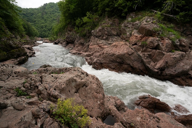 Desfiladeiro de granito do rio Belaya, no Cáucaso Ocidental, República da Adiguésia, Rússia