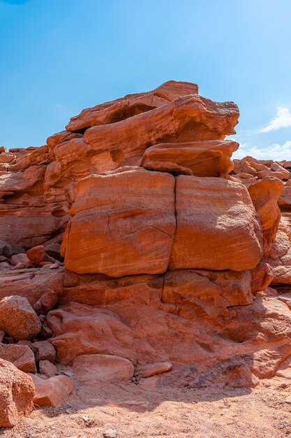 Desfiladeiro de Salam colorido na Península do Sinai, belas pedras de calcário curvas.