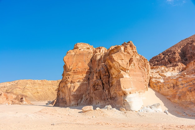 Desfiladeiro de Salam colorido na Península do Sinai, belas pedras de calcário curvas.