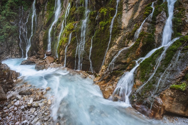 Desfiladeiro de Wimbachklamm, com belos fluxos de água perto de Berchtesgaden, Baviera, Alemanha