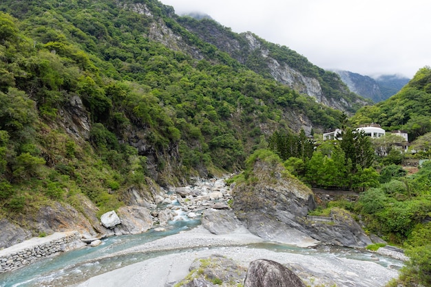 Foto desfiladeiro do rio liwu e falésias de altas montanhas no parque nacional de taroko