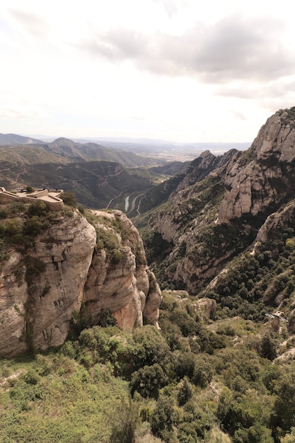 Desfiladeiro em montserrat (montanha) monestir espanha com seus enormes penhascos