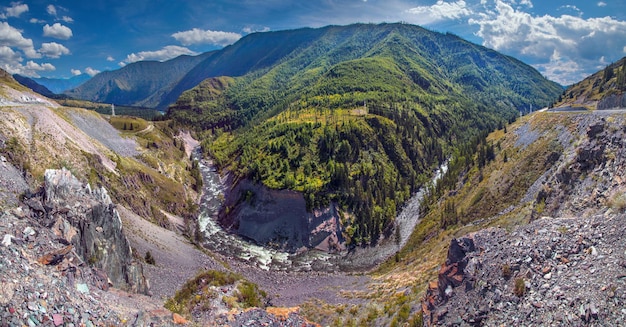 Desfiladeiro nas montanhas de Altai uma curva do rio