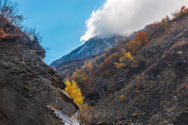 Desfiladeiro nas montanhas na temporada de outono