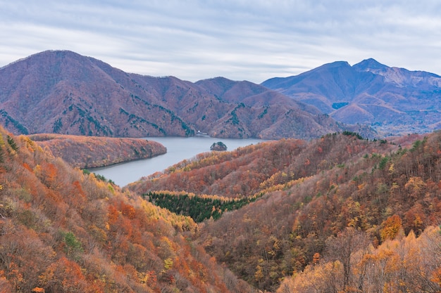 Desfiladero de Nakatsugawa desde el punto de vista de la línea del lago Azuma en Urabandai Fukushima en otoño otoño Japón