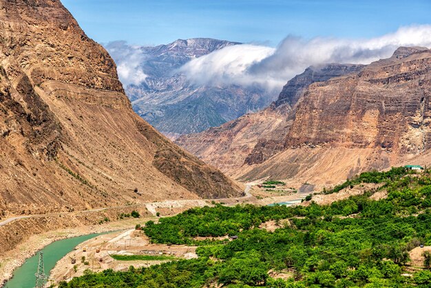 Desfiladero con un valle y un río en las montañas del Cáucaso en Dagestán