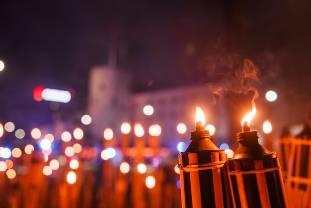 Desfile à noite de tochas em homenagem à celebração do Dia da Independência da Letônia