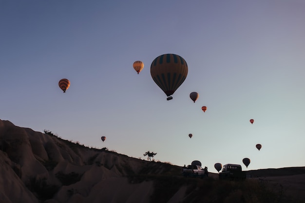 Desfile de balões de ar quente na Capadócia ao amanhecer