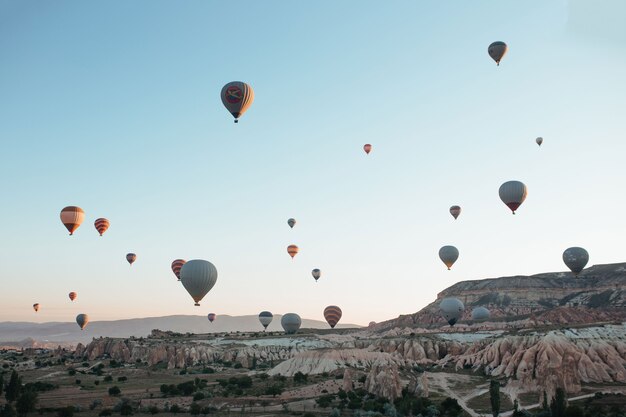 Desfile de globos aerostáticos en capadocia al amanecer.