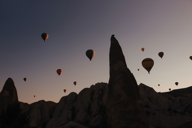 Desfile de globos aerostáticos en capadocia al amanecer.