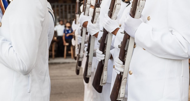 Desfile de infantes de marina sosteniendo rifles de guerra