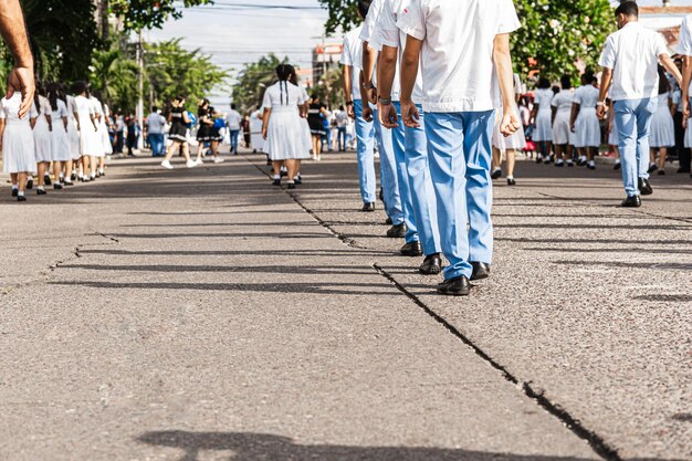 Desfile militar de estudantes do ensino médio em um conceito de desfile patriótico de rua