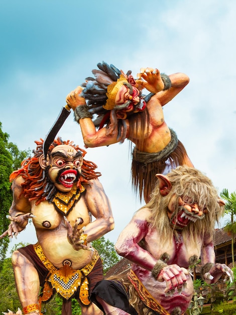 Foto desfile de ngrupuk de las estatuas de ogoh bali