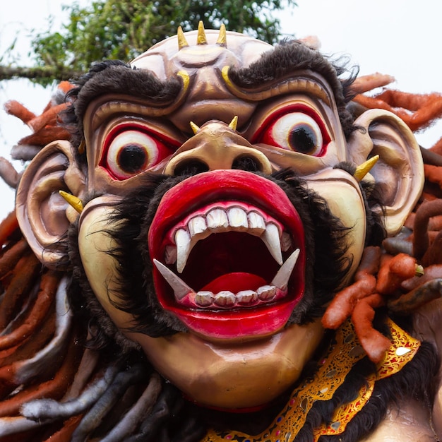 Foto desfile de ngrupuk de las estatuas de ogoh bali