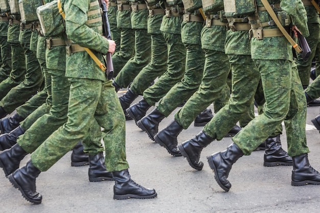 Foto desfile de la victoria con marcha militar