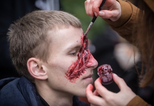 Desfile de zombis en las calles de Kiev