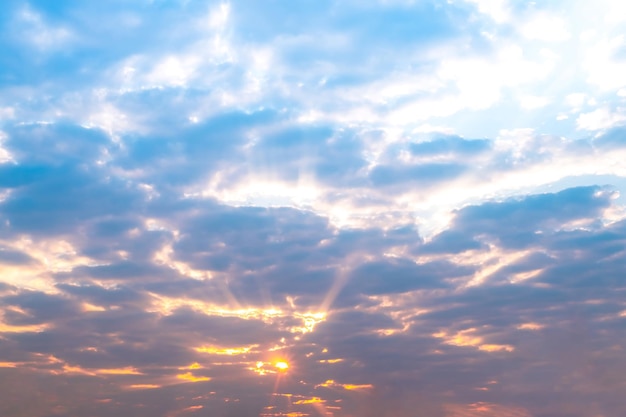 Desfocado de raios de luz do sol ou feixes saindo das nuvens em um céu azul da manhã Fundo religioso espiritual