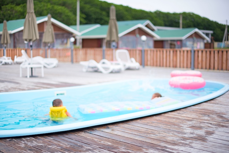 Desfocagem turva fundo recreação base casas de madeira piscina espreguiçadeiras assoalho de madeira
