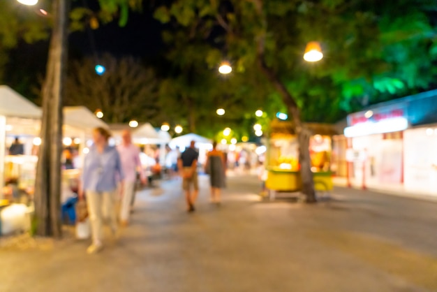 Desfocar a cena no mercado de rua à noite