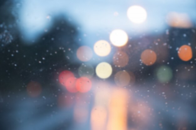 Desfocar a imagem da luz do carro à noite enquanto chove